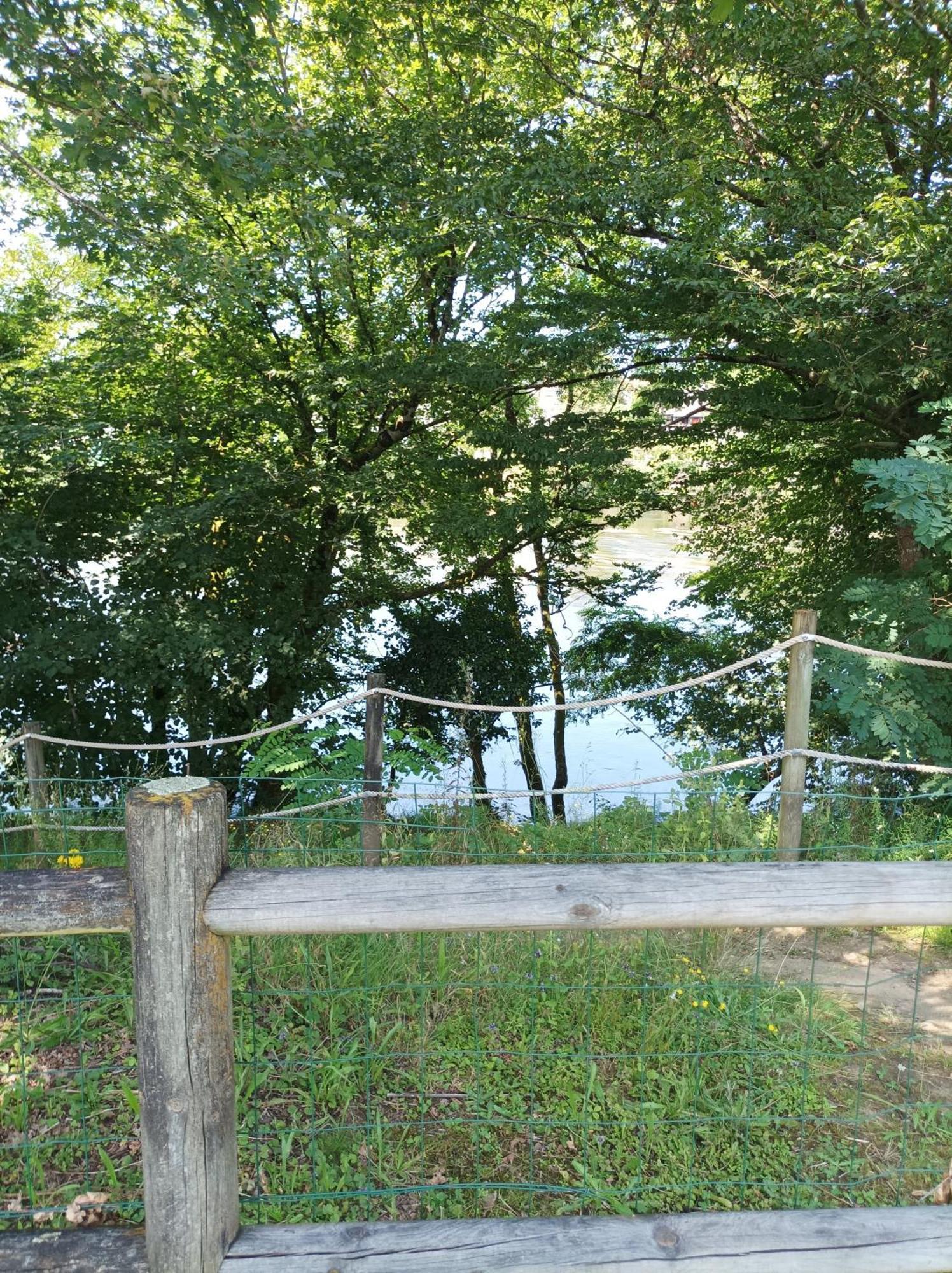 Au Pied De La Dordogne